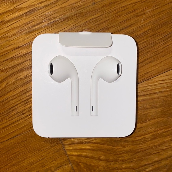 Apple Wired EarPods with Lightning Connector Headphones - White - Picture 2 of 9